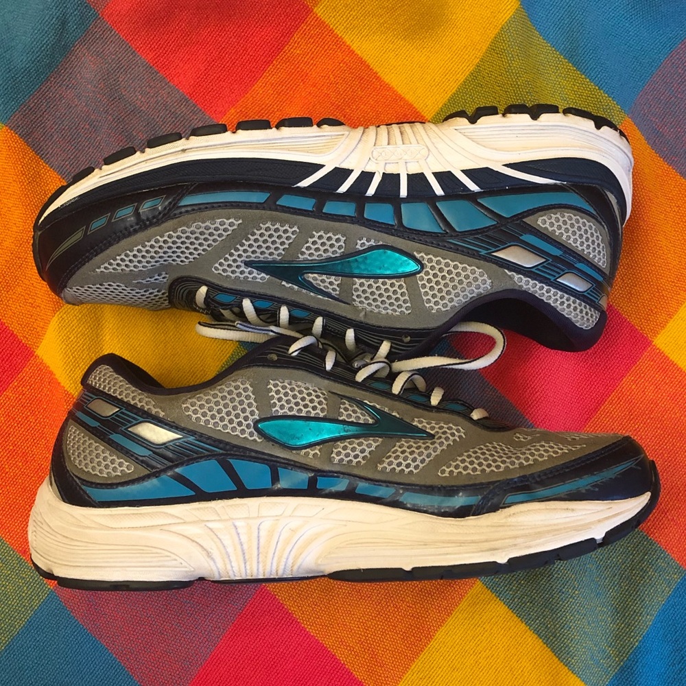 Brooks Dyad 8 Women’s 11, Men’s 9.5, 27.5 cm.